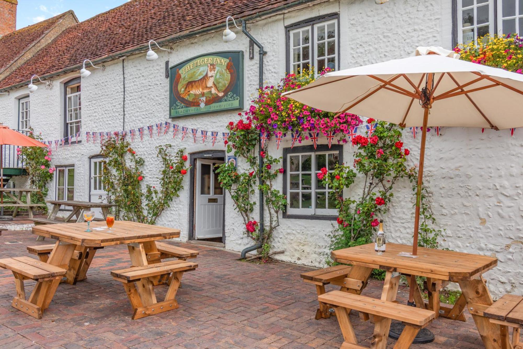 Tiger Inn - Elizabeth Eastdean Kültér fotó